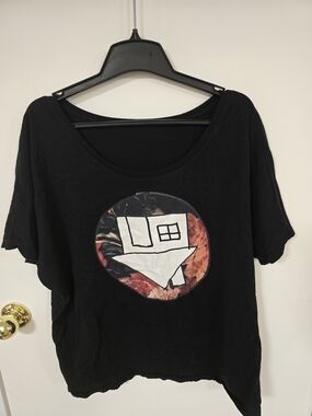 Black The Neighborhood Graphic Scoop Neck Women's Top